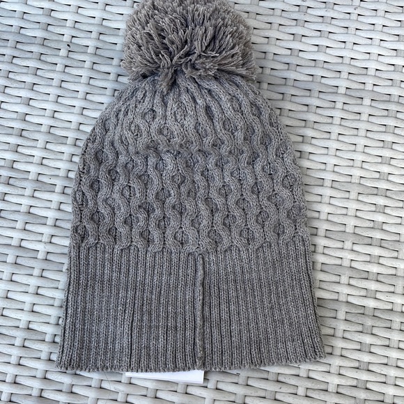 NWT- Calvin Klein Solid Grey Cable Knit Beanie Hat w/ Pom Pom- One Size - Picture 4 of 9